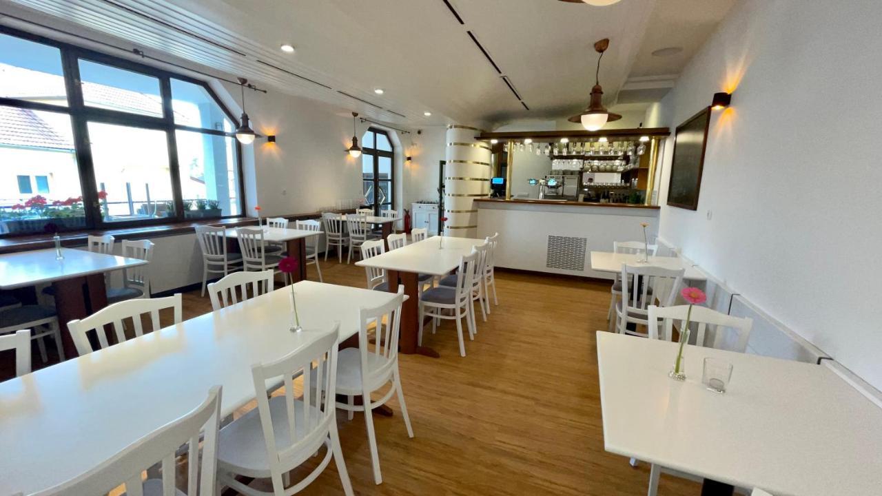 Hotel Laguna & Restaurant